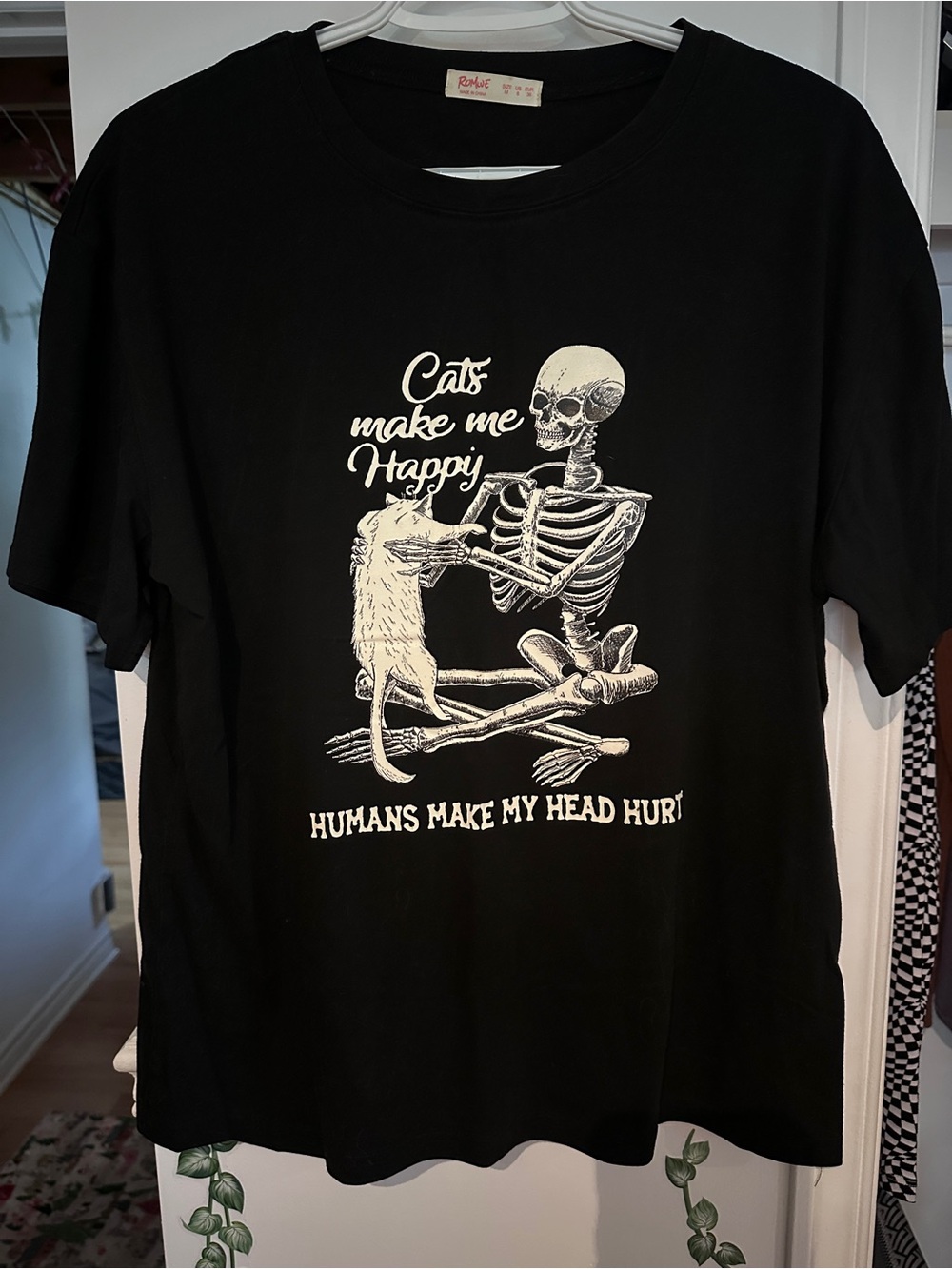 ROMWE Black Graphic Tee with Cream Skeleton & Cat Print